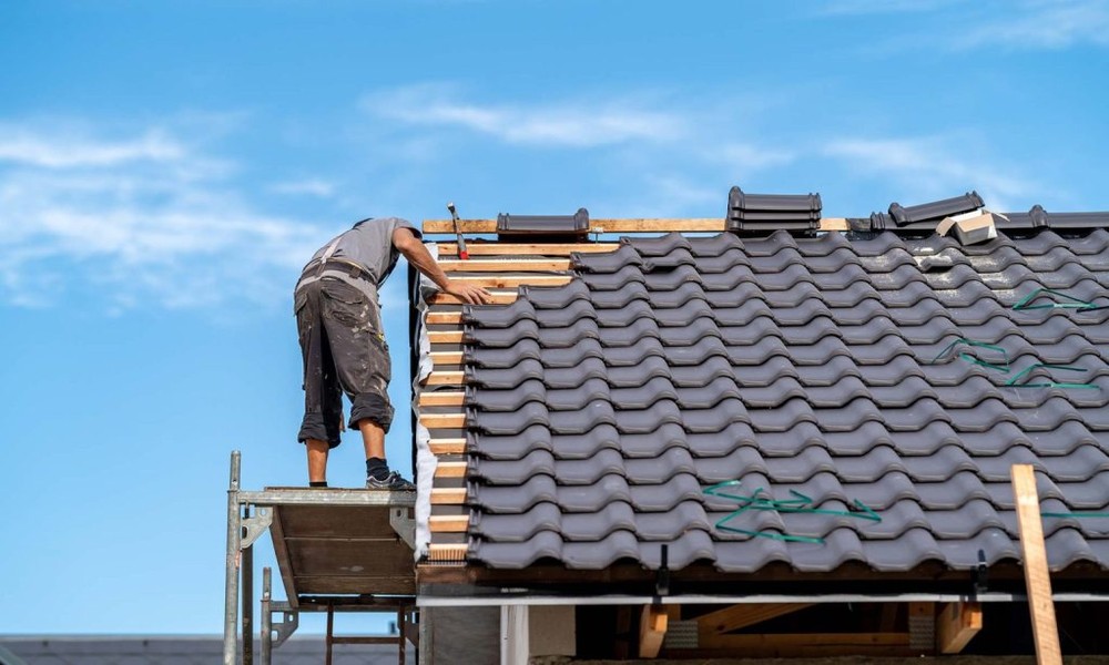 When Ongoing Roof Problems Mean It May Be Time for a New Installation